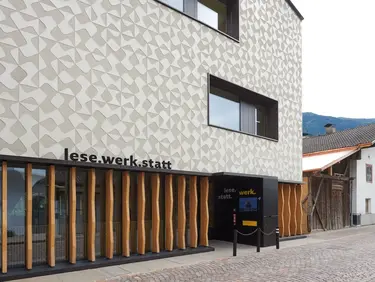 [Translate to Deutsch:] Aussenfassade mit Kreativputz einer Bibliothek