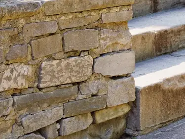 Steinmauer im Außenbereich